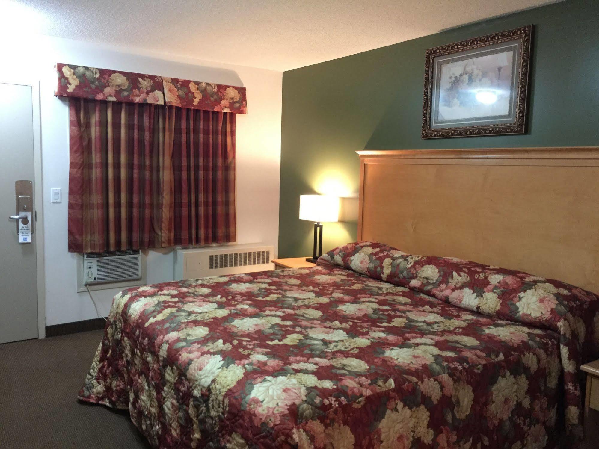 Chateau Motel Эдмонтон Экстерьер фото