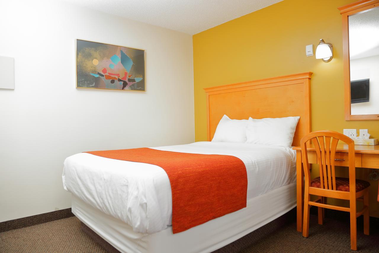 Chateau Motel Эдмонтон Экстерьер фото